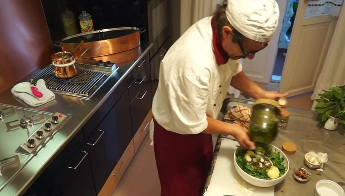 Aggiungere abbondante olio extra vergine di oliva (iniziare con un bicchiere).