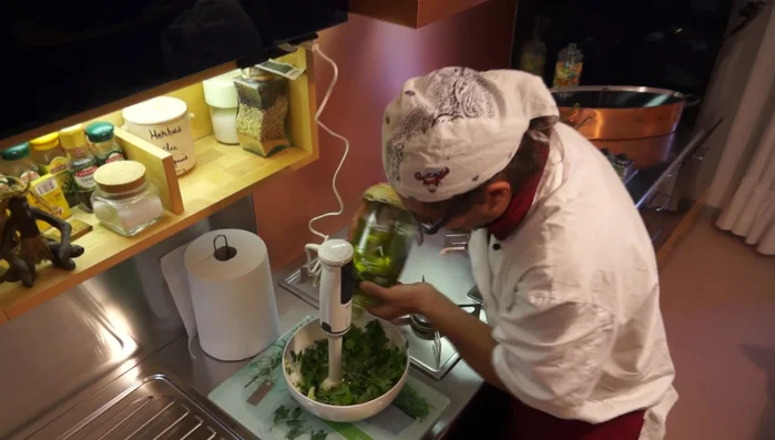Frullare il tutto con il mixer fino ad ottenere una salsa omogenea. Aggiungere altro olio se necessario per amalgamare meglio.