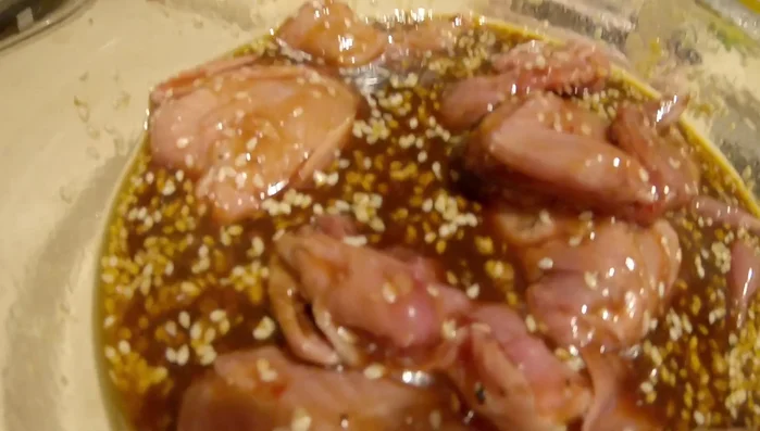 Mescolare tutti gli ingredienti (escluso olio e quaglie) in una ciotola grande. Aggiungere le quaglie, mescolare e coprire. Lasciare marinare per circa 30 minuti.