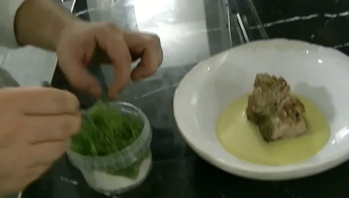 Preparare una julienne di acetosa e un'erba fresca acidissima dall'orto.