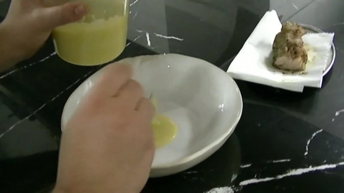 Mettere le animelle sotto una zuppetta di limone.