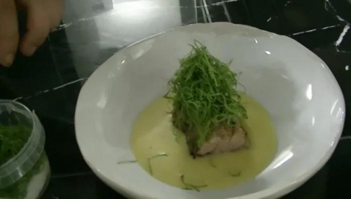 Tagliare l'acetosa a julienne. La julienne permette di utilizzare tutta la foglia e di migliorare la masticazione.