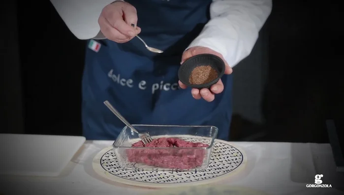 Insaporiamo la carne trita di anitra con sale, pepe, qualche goccia di limone e un filo d'olio.