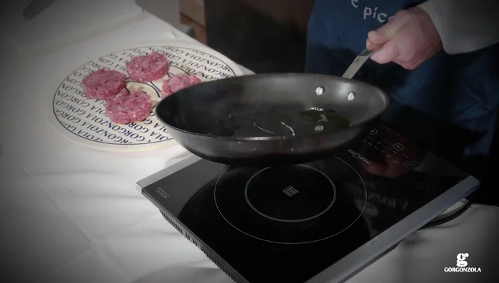 Scaldiamo una padella con olio e scottiamo i mini burger a fuoco vivace da entrambi i lati, cercando una cottura leggermente al sangue.