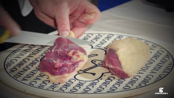 Prendiamo un petto di anitra fresco e rimuoviamo la pelle. Tritiamo la carne finemente, ma non troppo.