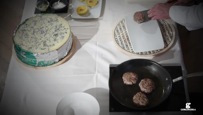 Togliamo i mini burger dalla padella.