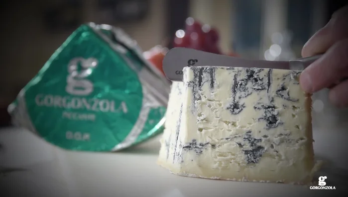 Tagliamo delle fettine di Gorgonzola piccante e appoggiamole sui mini burger.