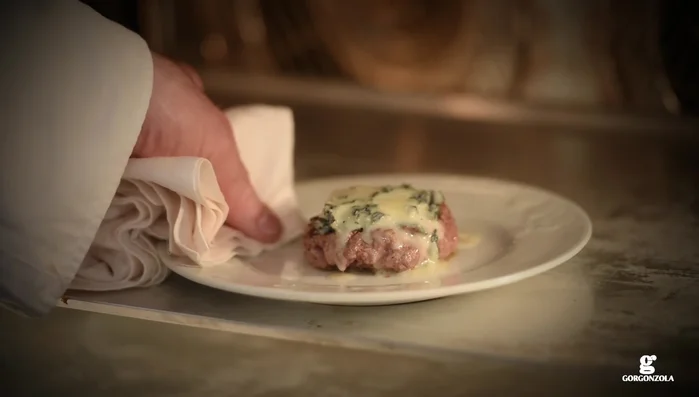 Aggiungiamo i mini burger appena sfornati.