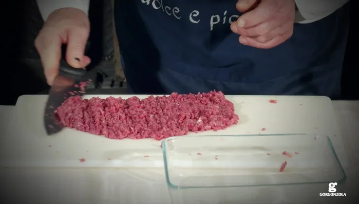 Lasciamo riposare la carne trita in frigorifero.