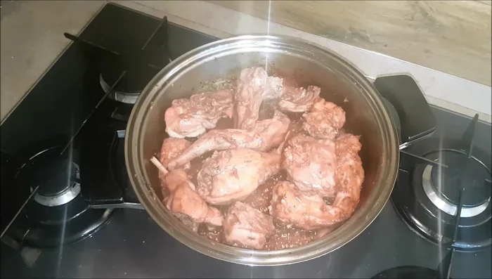 Aggiungere i pomodorini con un po' della loro salsa e l'acqua.