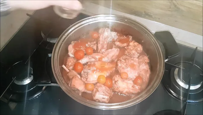 Coprire e cuocere per 20 minuti a fiamma medio-alta.