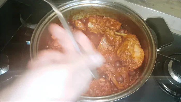 Assaggiare e aggiustare di sale a piacere (le olive sono già saporite).