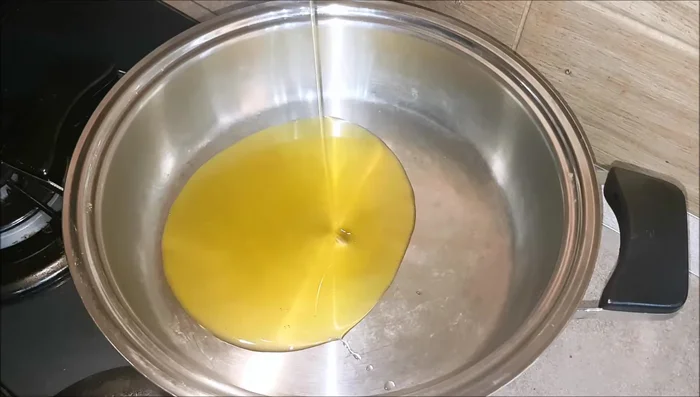Aggiungere aglio, rosmarino e cipolla e far soffriggere per circa un minuto.