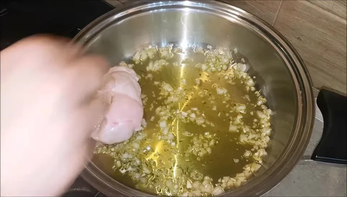 Unire il coniglio (lavato e asciugato), farlo rosolare su tutti i lati per circa 15 minuti, girandolo spesso per evitare che bruci o si attacchi.