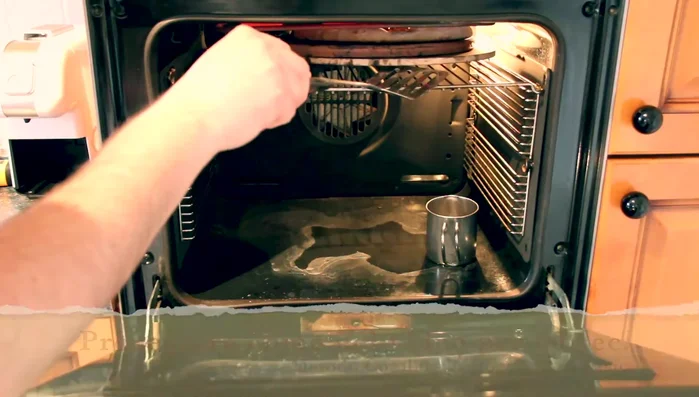 Cuocere per altri 60 secondi, avvicinando la pizza al grill per una cottura più uniforme e veloce.