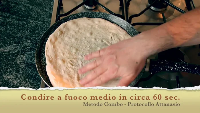Adagiare il disco di pasta sulla padella.