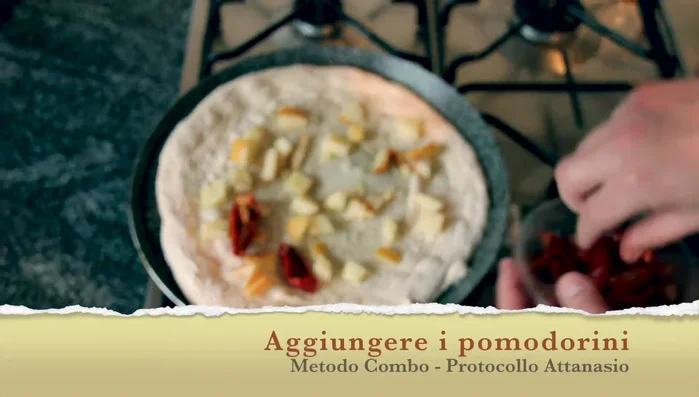 Aggiungere i pomodorini secchi sott'olio in modo armonico.