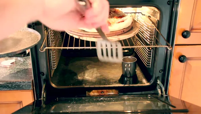 Trasferire in forno, versando un po' d'acqua sul fondo per creare vapore.