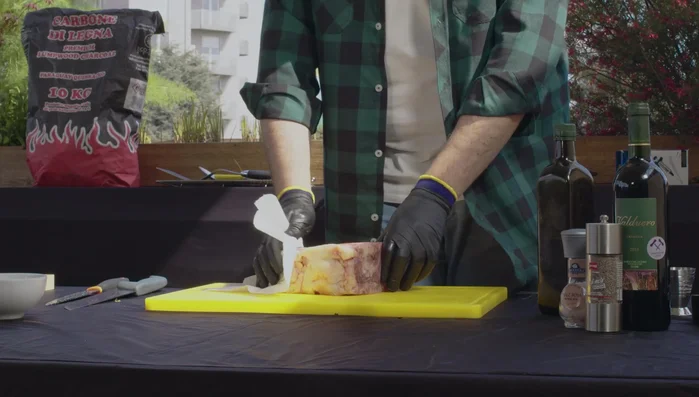 Togliere la carne dalla confezione sottovuoto. (130.76)