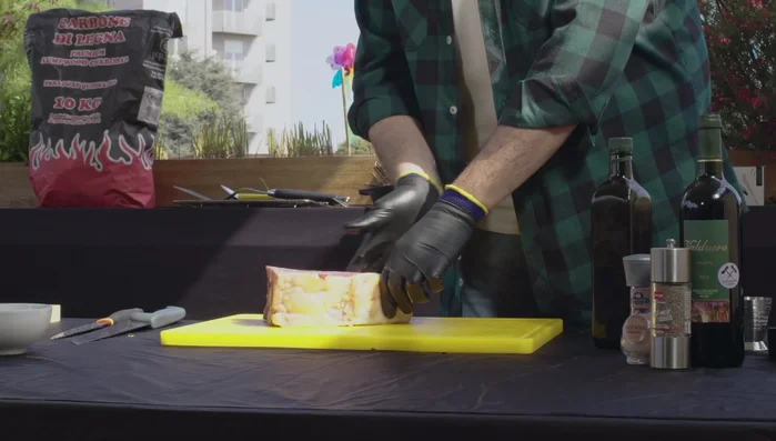 Posizionare la carne sui bruciatori spenti del barbecue. (174.9)