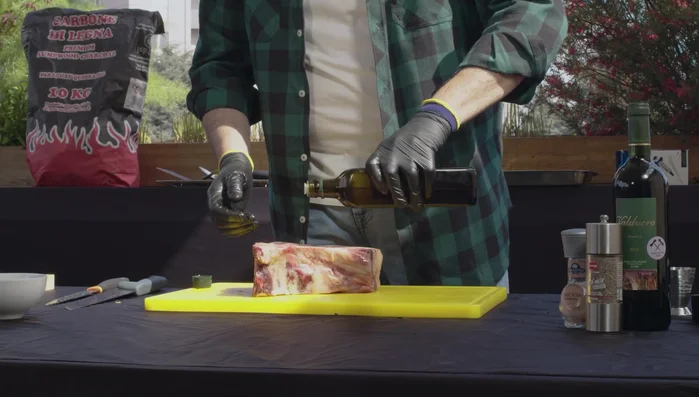 Massaggiare la carne con olio extravergine d'oliva, su tutti i lati. (191.73)