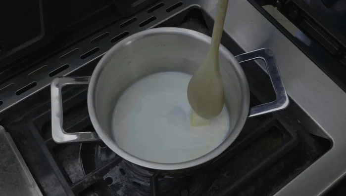 Nel frattempo, preparare la salsa al gorgonzola: sciogliere il burro in una padella, aggiungere il latte e portare a ebollizione. (291.3)