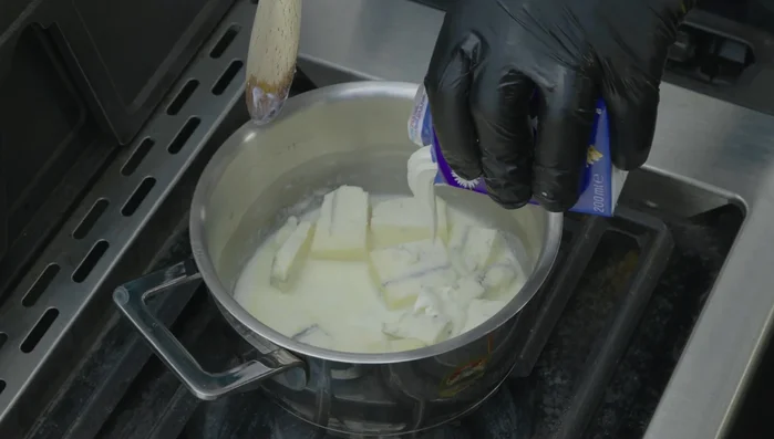 Incorporare la panna liquida e le mandorle tritate. (345.85)