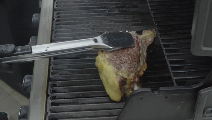 Una volta raggiunta la temperatura desiderata, spostare la carne sulla zona di cottura diretta del barbecue per ottenere delle belle grigliature. (509.06)