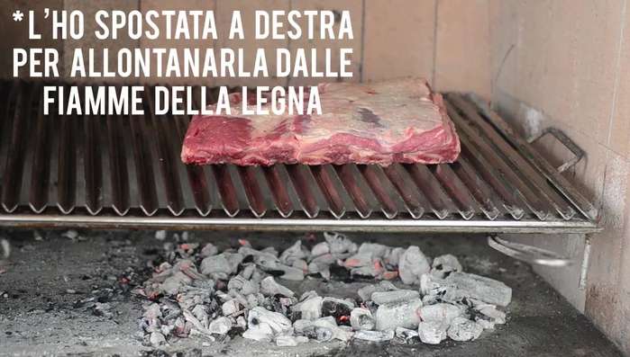 Salare generosamente le costine con sale grosso.