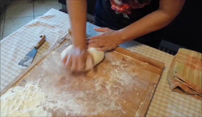 Impastare per 45 minuti fino ad ottenere un impasto liscio ed elastico. (100.07)