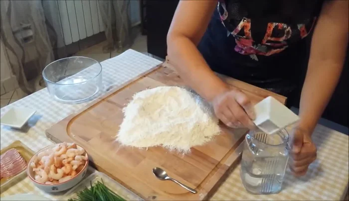 In una ciotola, sciogliere il lievito con lo zucchero in acqua tiepida. (54.03)