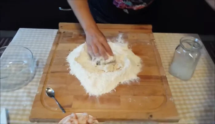 Aggiungere il lievito sciolto alla farina, impastando e aggiungendo gradualmente l'olio. (62.04)