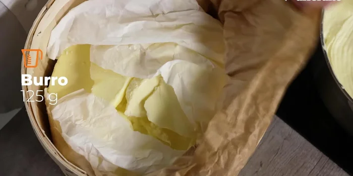 Aggiungere il burro e frullare con un frullatore a immersione fino a ottenere una crema liscia e omogenea.