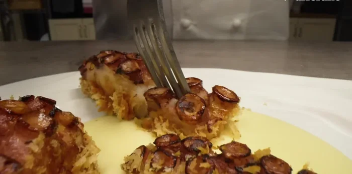 Preparare la crema di patate: lessare le patate fino a cottura, pelarle e passarle al passaverdure. Mantenere le patate ben calde.
