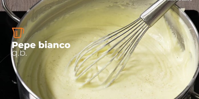 Condire con sale e pepe bianco a piacere. Passare la crema al setaccio per una consistenza ancora più liscia.