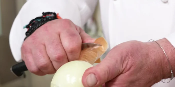Preparare il polipo: pulire il polipo. In una pentola, cuocere il polipo con acqua, sale, pepe bianco, sedano e carote per circa 55 minuti (o fino a cottura).