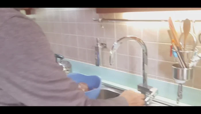 Portate ad ebollizione dell'acqua in una pentola. Aggiungete il polipo, un tappo di sughero (per eliminare l'acidità), alloro e sale.