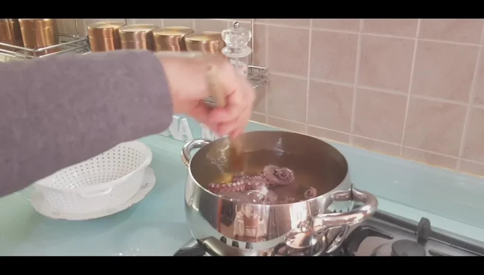 Lasciate cuocere per 40 minuti (per un polipo da 1 kg; per uno da 2 kg occorrerà più tempo).