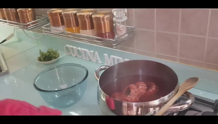 Una volta cotto, raffreddate immediatamente il polipo immergendolo in acqua fredda per renderlo più morbido.