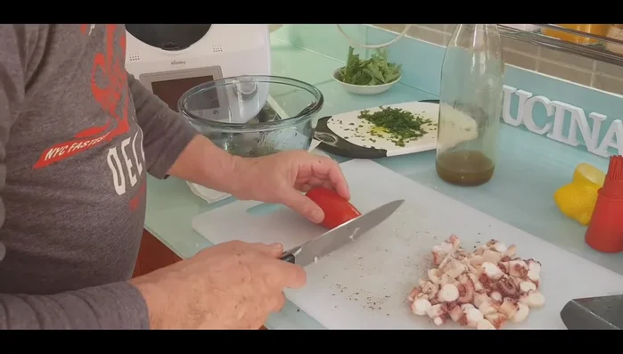 Tagliate il pomodoro.