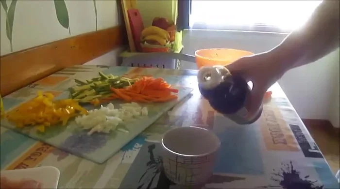 In una ciotola, mescolare la salsa di soia con lo zucchero di canna. Non è necessario sciogliere completamente lo zucchero.