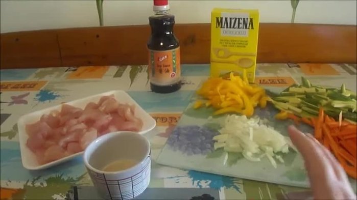 Tagliare il petto di pollo a pezzetti, stile spezzatino. Preparare le verdure a julienne (peperone, zucchine, carote, cipolla).