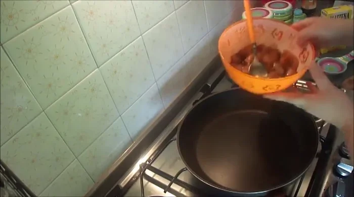In una padella (senza olio), rosolare il pollo. Aggiungere un goccio di vino bianco (facoltativo) per una migliore rosolatura.