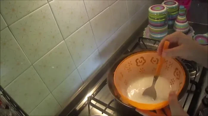 Sciogliere la maizena in acqua fredda, assicurandosi di non formare grumi.