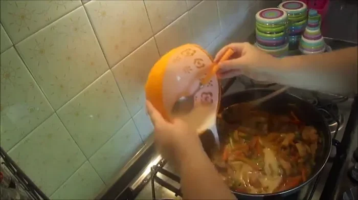 Aggiungere la miscela di maizena al pollo e alle verdure per addensare il sugo. Lasciare cuocere fino a quando il sugo non si addensa.