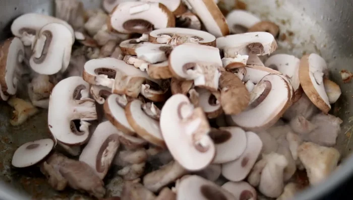 Aggiungere i funghi baby bella affettati (160.29), condire con sale e pepe, mescolare (170.04).