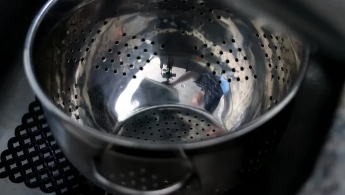 Scolare la pasta (ma non sciacquare) (314.4) e mettere da parte un po' di acqua di cottura (312.39).
