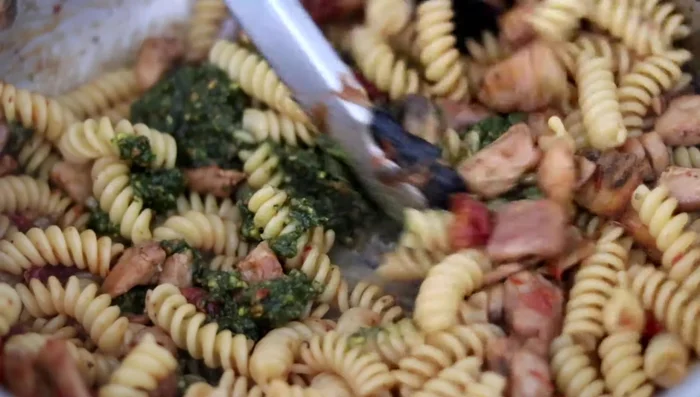 Aggiungere il pesto (circa 1/3 di tazza) (370.41), mescolare bene (380.28).