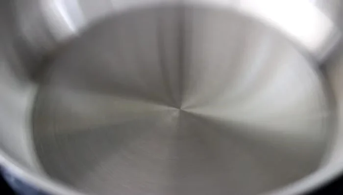 Preriscaldare una padella grande a fuoco medio-alto (90.46). Aggiungere il pollo e rosolare per 2-3 minuti per lato (117.7), circa 4-5 minuti totali (153.06).