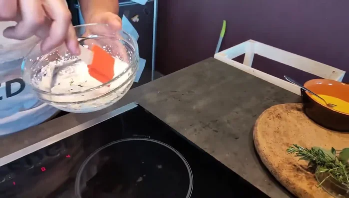Assemblare il piatto: disporre il pollo su un piatto, aggiungere la maionese di peperoni, la panna acida e la cialda di parmigiano.